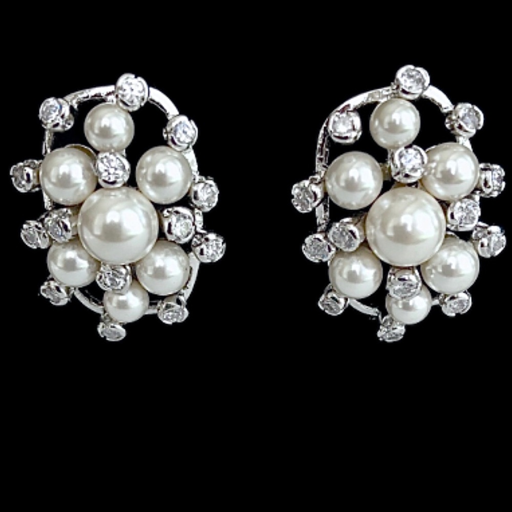 🎉🎊HP🎊🎉🆕 Gorgeous Pearl and crystal earrings - Picture 2 of 5